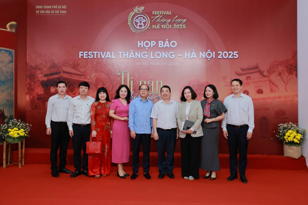 Các vị đại biểu tham dự buổi họp báo công bố 