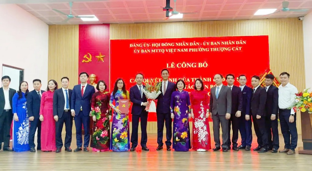 Chánh Văn phòng UBND TP Hà Nội Lê Thanh Nam trao Quyết định của Ban Thường vụ Thành ủy cho Ban Chấp hành Đảng bộ phường Thượng Cát nhiệm kỳ 2025-2030.