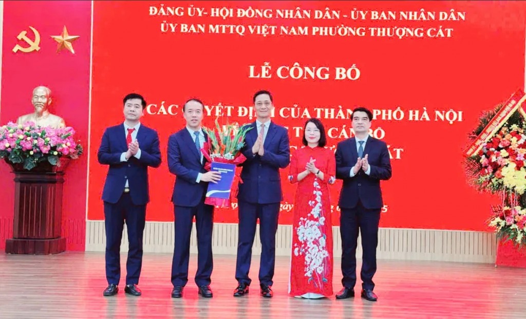 Chánh Văn phòng UBND TP Hà Nội Lê Thanh Nam đã trao Nghị quyết của Thường trực HĐND TP về chỉ định Chủ tịch, Phó Chủ tịch, Trưởng các Ban của HĐND phường Thượng Cát và tặng hoa chúc mừng. 