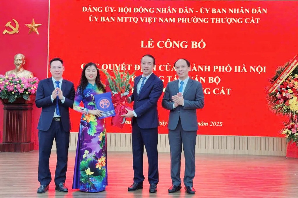 Bí thư Đảng ủy, Chủ tịch HĐND phường Thượng Cát Lưu Ngọc Hà trao Nghị quyết của Thường trực HĐND TP và tặng hoa chúc mừng Chủ tịch, Phó Chủ tịch UBND phường.