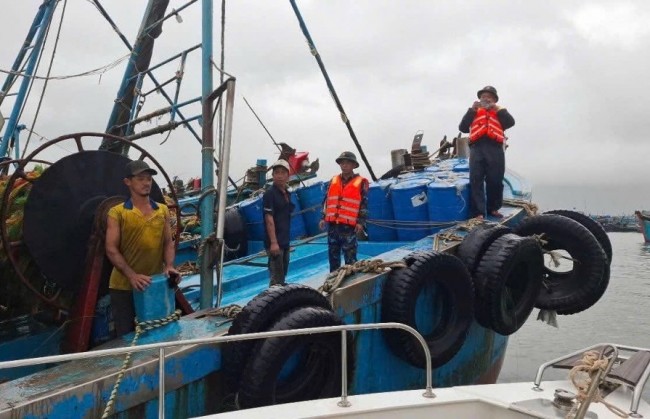 Đà Nẵng kêu gọi hàng nghìn tàu thuyền về tránh trú bão số 12