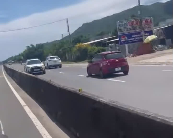 Tài xế xe ô tô đi ngược chiều trên tuyến Quốc lộ 1 đoạn qua xã Nam Ninh Hòa bị xử phạt 19 triệu đồng và trừ 4 điểm giấy phép lái xe (Ảnh: CSGT) Tài xế xe ô tô đi ngược chiều trên tuyến Quốc lộ 1 đoạn qua xã Nam Ninh Hòa bị xử phạt 19 triệu đồng và trừ 4 điểm giấy phép lái xe (Ảnh: CSGT)