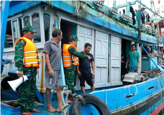 Cán bộ, chiến sĩ biên phòng tuyên truyền để các chủ tàu thuyền lên bờ tránh bão tại cảng Quy Nhơn Cán bộ, chiến sĩ biên phòng tuyên truyền để các chủ tàu thuyền lên bờ tránh bão tại cảng Quy Nhơn
