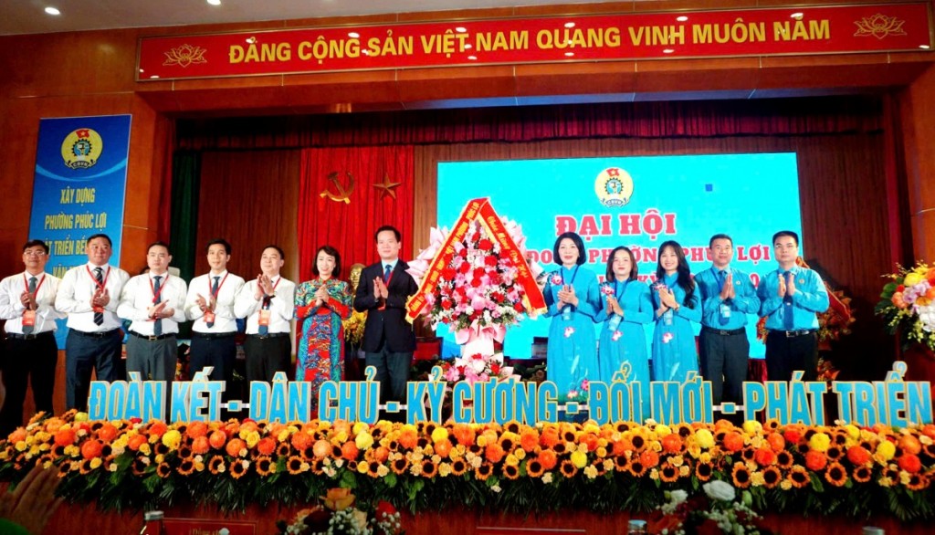 Lãnh đạo phường Phúc Lợi tặng hoa chúc mừng Đại hội. Lãnh đạo phường Phúc Lợi tặng hoa chúc mừng Đại hội.