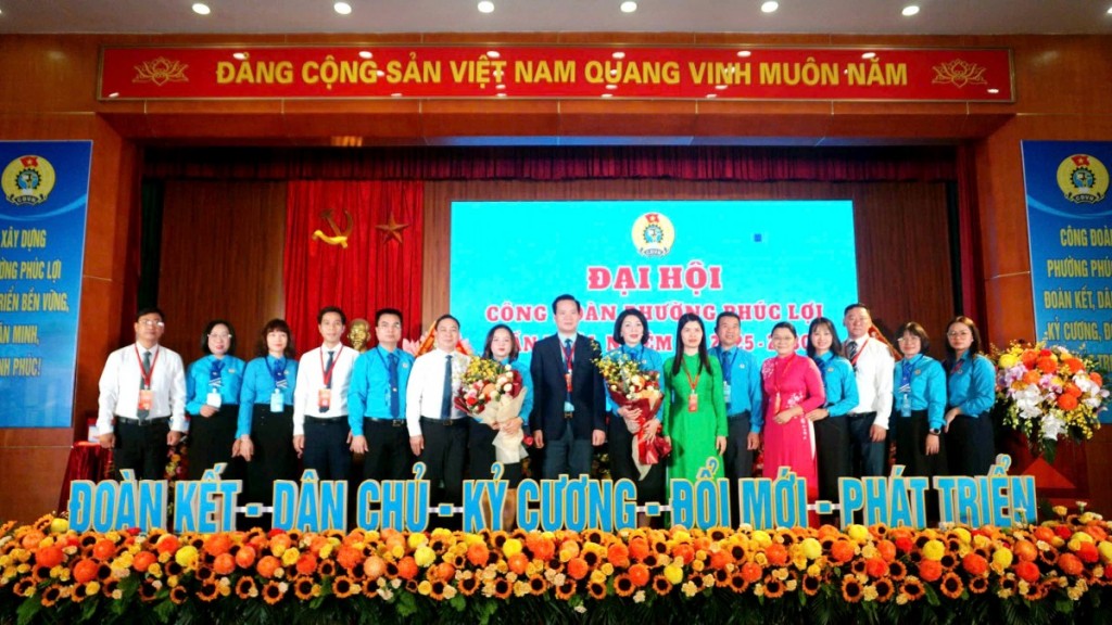 Ban Chấp hành Công đoàn phường Phúc Lợi khóa I, nhiệm kỳ 2025 - 2030 ra mắt tại Đại hội. Ảnh: B.Duy. Ban Chấp hành Công đoàn phường Phúc Lợi khóa I, nhiệm kỳ 2025 - 2030 ra mắt tại Đại hội. Ảnh: B.Duy.