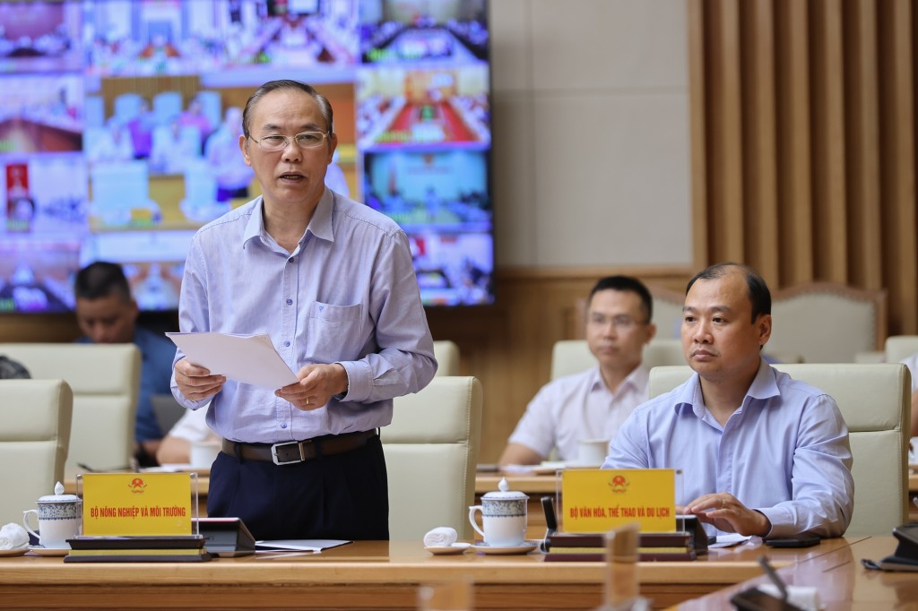 Thứ trưởng Bộ Nông nghiệp và Môi trường Phùng Đức Tiến báo cáo tại cuộc họp - Ảnh: VGP/Nhật Bắc Thứ trưởng Bộ Nông nghiệp và Môi trường Phùng Đức Tiến báo cáo tại cuộc họp - Ảnh: VGP/Nhật Bắc