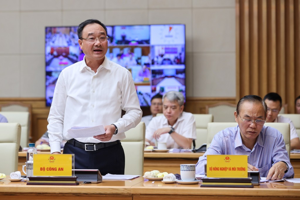 Thứ trưởng Bộ Công an Phạm Thế Tùng báo cáo tại cuộc họp - Ảnh: VGP/Nhật Bắc Thứ trưởng Bộ Công an Phạm Thế Tùng báo cáo tại cuộc họp - Ảnh: VGP/Nhật Bắc