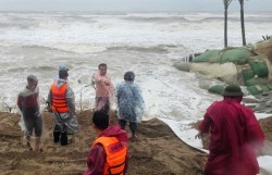 Đà Nẵng: Ứng cứu khẩn cấp tình trạng bờ biển sạt lở