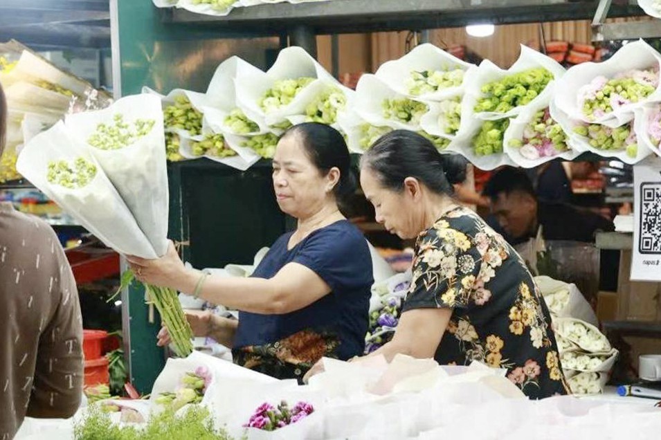 Đêm không hoa của những phụ nữ vất vả mưu sinh