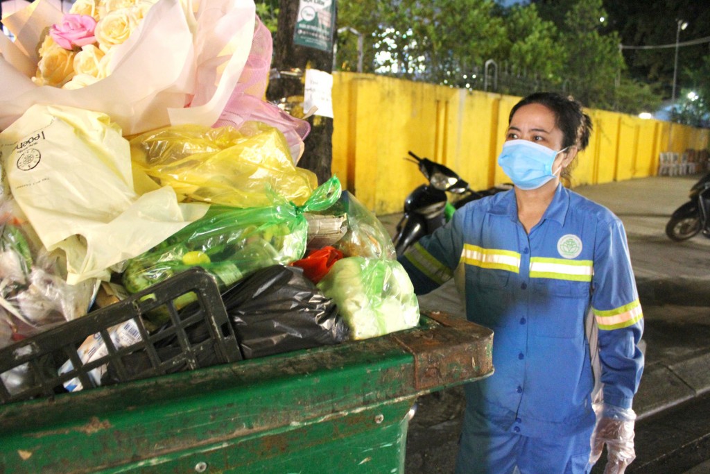 Đêm không hoa của những phụ nữ vất vả mưu sinh
