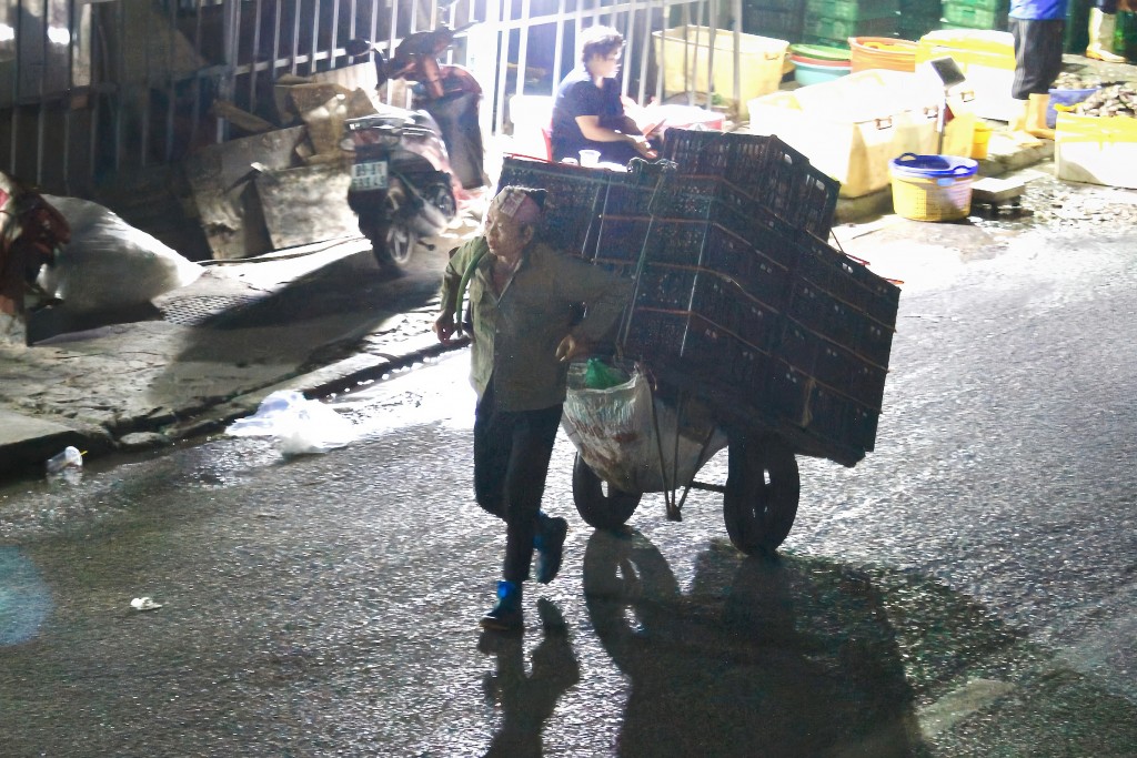 Đêm không hoa của những phụ nữ vất vả mưu sinh