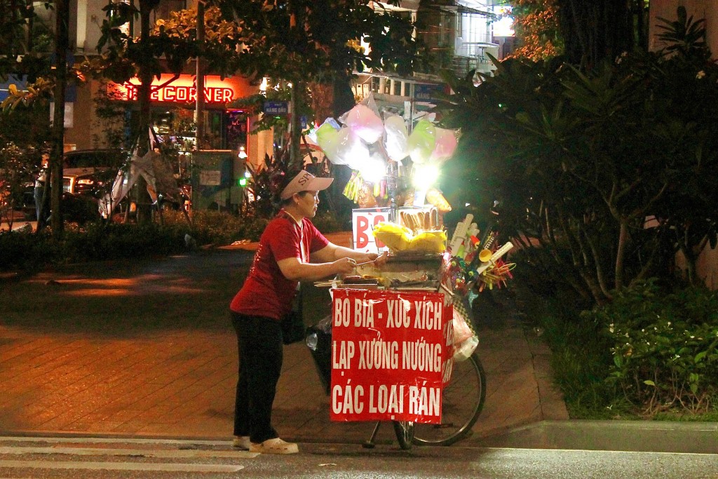 Đêm không hoa của những phụ nữ vất vả mưu sinh