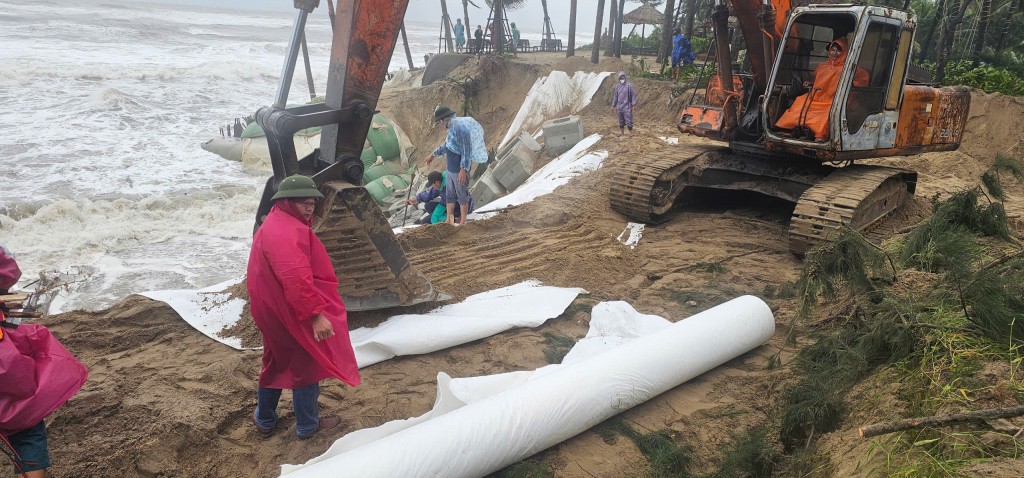 Huy động lực lượng cứu khẩn cấp bờ biển Hội An Tây Huy động lực lượng cứu khẩn cấp bờ biển Hội An Tây