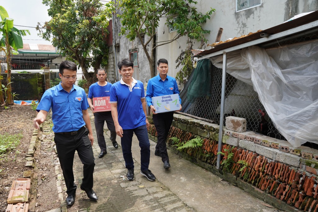 Đoàn Vinamilk gửi tặng những sản phẩm dinh dưỡng cho người dân tỉnh Ninh Bình, ghé thăm những gia đình chịu ảnh hưởng nặng nề sau bão lũ. Ảnh: Tịnh Không Đoàn Vinamilk gửi tặng những sản phẩm dinh dưỡng cho người dân tỉnh Ninh Bình, ghé thăm những gia đình chịu ảnh hưởng nặng nề sau bão lũ. Ảnh: Tịnh Không