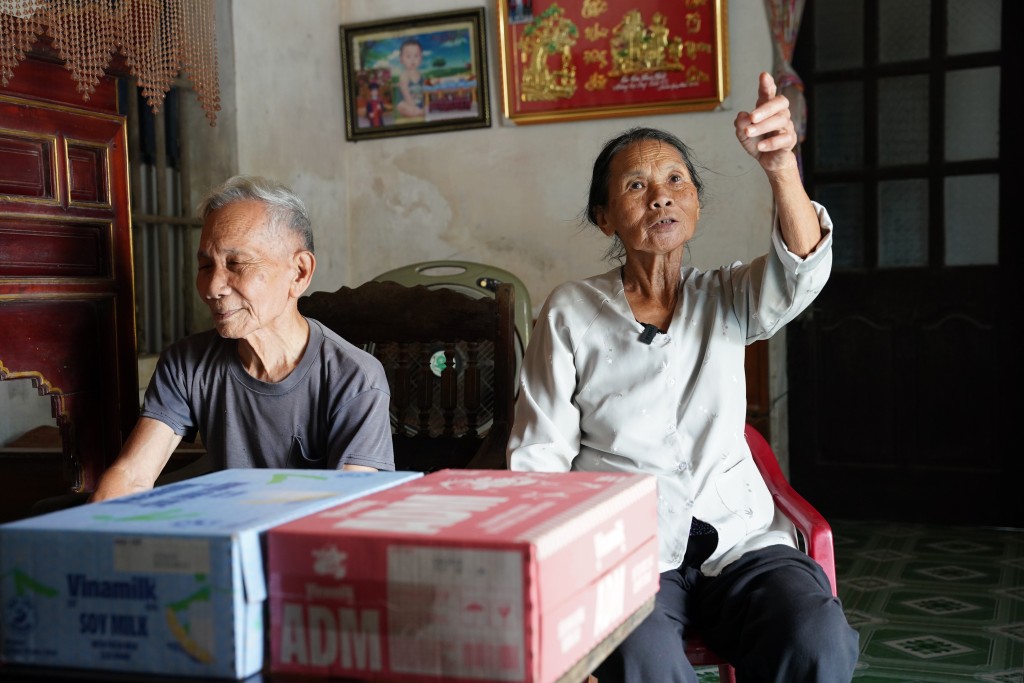 Ở Ninh Bình, bà Nguyễn Thị Lợi chỉ tay lên mái nhà vừa được lợp lại, nói: “Hôm đó gió lốc cuốn bay mái nhà, nước ào vào, cả nhà chỉ kịp chạy sang hàng xóm.” Ảnh: Tịnh Không Ở Ninh Bình, bà Nguyễn Thị Lợi chỉ tay lên mái nhà vừa được lợp lại, nói: “Hôm đó gió lốc cuốn bay mái nhà, nước ào vào, cả nhà chỉ kịp chạy sang hàng xóm.” Ảnh: Tịnh Không
