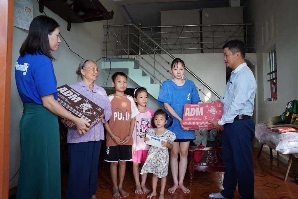 Đoàn Vinamilk trao tặng sản phẩm dinh dưỡng, thăm hỏi động viên người dân ở xã Hoằng Hóa, tỉnh Thanh Hóa. Ảnh: Tịnh Không Đoàn Vinamilk trao tặng sản phẩm dinh dưỡng, thăm hỏi động viên người dân ở xã Hoằng Hóa, tỉnh Thanh Hóa. Ảnh: Tịnh Không