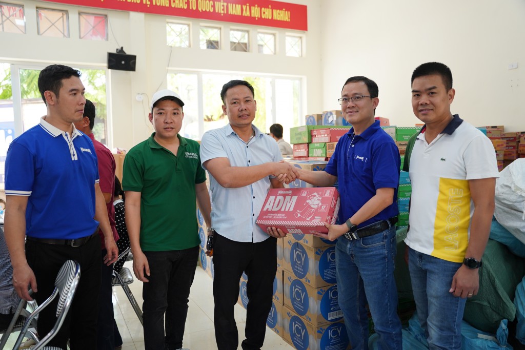 Đại diện Vinamilk - Ông Tạ Xuân Tuấn, Giám đốc kinh doanh Miền Bắc trao tặng sản phẩm dinh dưỡng cho xã Văn Hán, tỉnh Thái Nguyên. Ảnh: Tịnh Không Đại diện Vinamilk - Ông Tạ Xuân Tuấn, Giám đốc kinh doanh Miền Bắc trao tặng sản phẩm dinh dưỡng cho xã Văn Hán, tỉnh Thái Nguyên. Ảnh: Tịnh Không