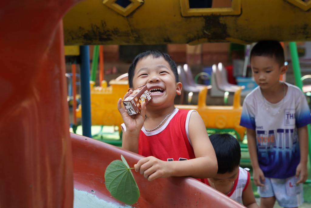 Khi nắng lên sau bão, nụ cười trong veo của trẻ thơ chính là điều khiến ta tin rằng mọi khó khăn rồi cũng qua và hành trình mới lại bắt đầu. Ảnh: Tịnh Không Khi nắng lên sau bão, nụ cười trong veo của trẻ thơ chính là điều khiến ta tin rằng mọi khó khăn rồi cũng qua và hành trình mới lại bắt đầu. Ảnh: Tịnh Không
