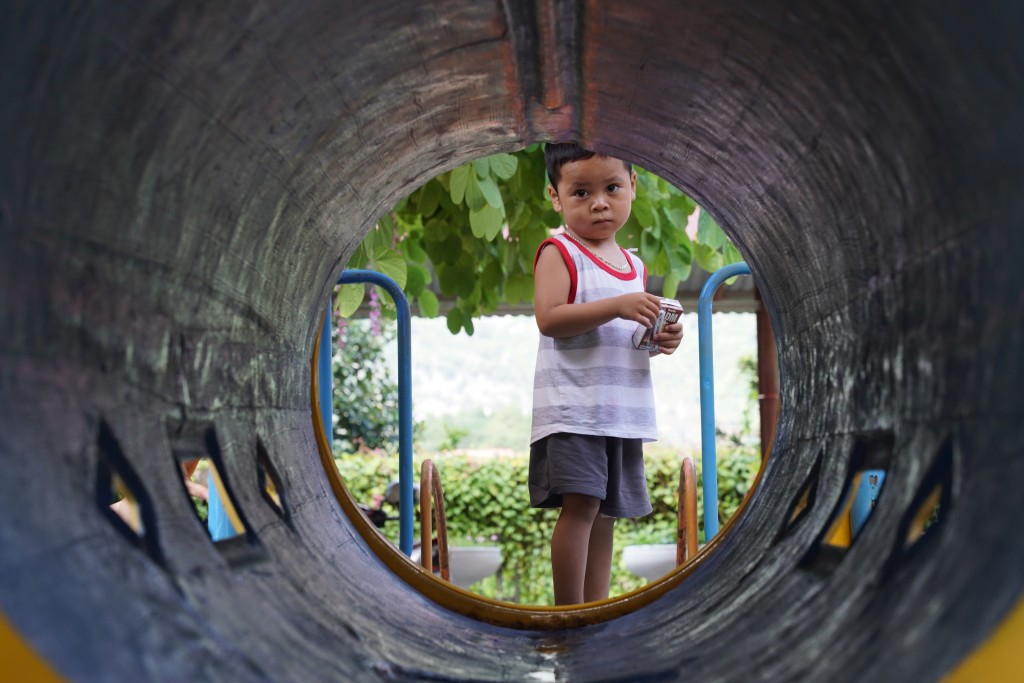 : Em bé trường mầm non Nhật Tiến sau những ngày bão lũ. Ảnh: Tịnh Không : Em bé trường mầm non Nhật Tiến sau những ngày bão lũ. Ảnh: Tịnh Không