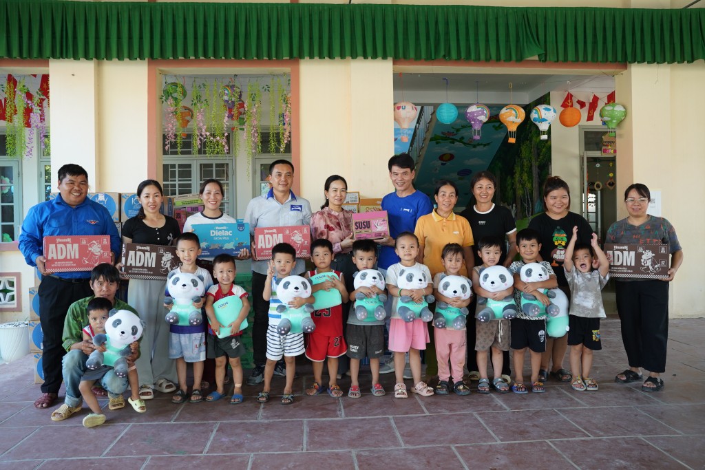 Cô trò trường mầm non Nhật Tiến nhận quà từ Vinamilk. Ảnh: Tịnh Không Cô trò trường mầm non Nhật Tiến nhận quà từ Vinamilk. Ảnh: Tịnh Không