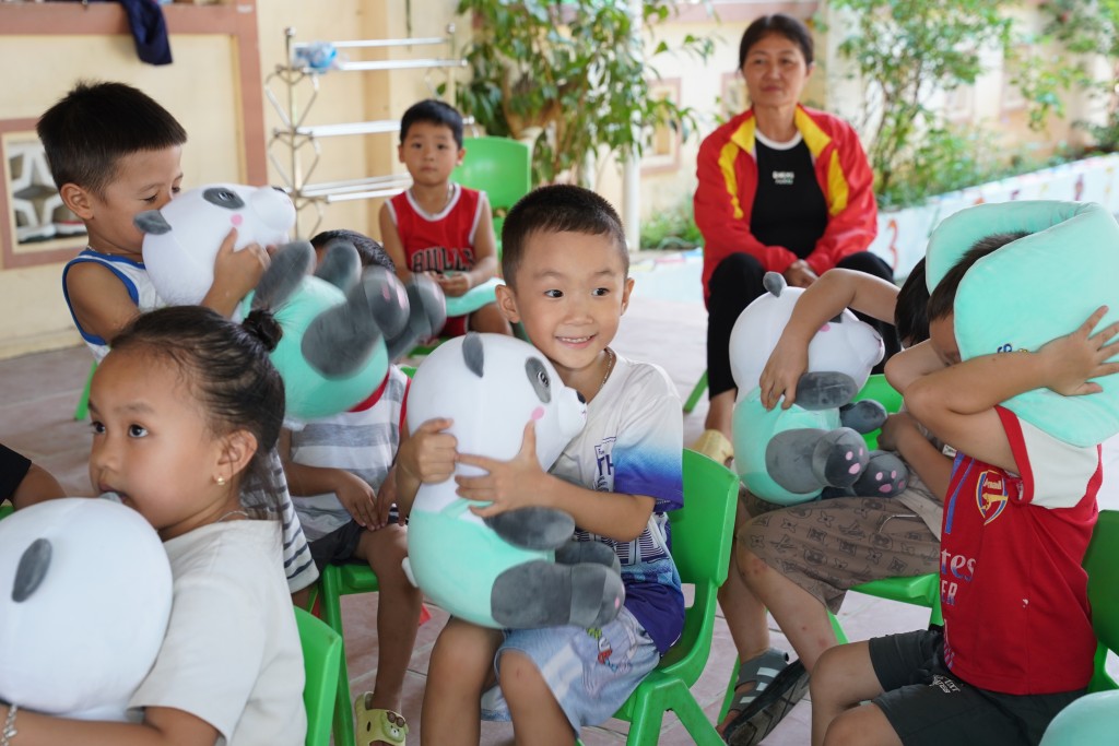 Nỗi sợ những ngày lũ dâng chưa tan, nhưng nụ cười đã hé lại khi các em được các cô chú Vinamilk đến tặng sữa, tặng quà. Ảnh: Tịnh Không Nỗi sợ những ngày lũ dâng chưa tan, nhưng nụ cười đã hé lại khi các em được các cô chú Vinamilk đến tặng sữa, tặng quà. Ảnh: Tịnh Không