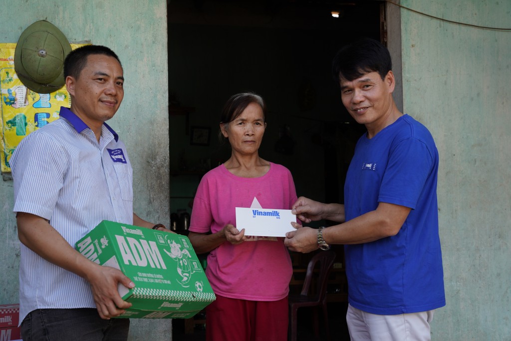 Đại diện Vinamilk – Ông Phạm Tuyên, Giám đốc chi nhánh Hà Nội trao quà động viên hộ dân khó khăn tại xã Vân Nham, Lạng Sơn. Ảnh: Tịnh Không Đại diện Vinamilk – Ông Phạm Tuyên, Giám đốc chi nhánh Hà Nội trao quà động viên hộ dân khó khăn tại xã Vân Nham, Lạng Sơn. Ảnh: Tịnh Không
