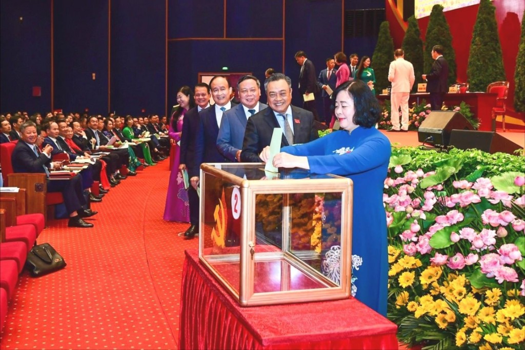 Các đồng chí lãnh đạo thành phố bỏ phiếu tại Đại hội. Các đồng chí lãnh đạo thành phố bỏ phiếu tại Đại hội.