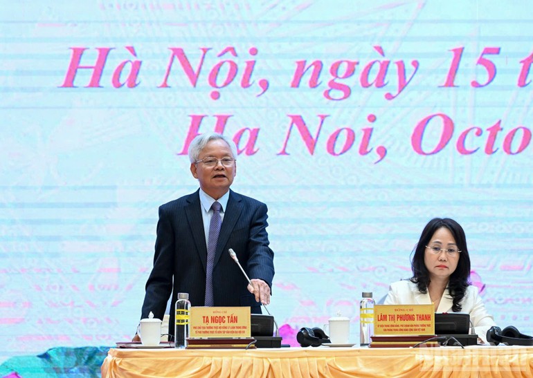 Giáo sư, Tiến sĩ Tạ Ngọc Tấn trả lời các câu hỏi của các cơ quan báo chí tại buổi họp báo. Giáo sư, Tiến sĩ Tạ Ngọc Tấn trả lời các câu hỏi của các cơ quan báo chí tại buổi họp báo.