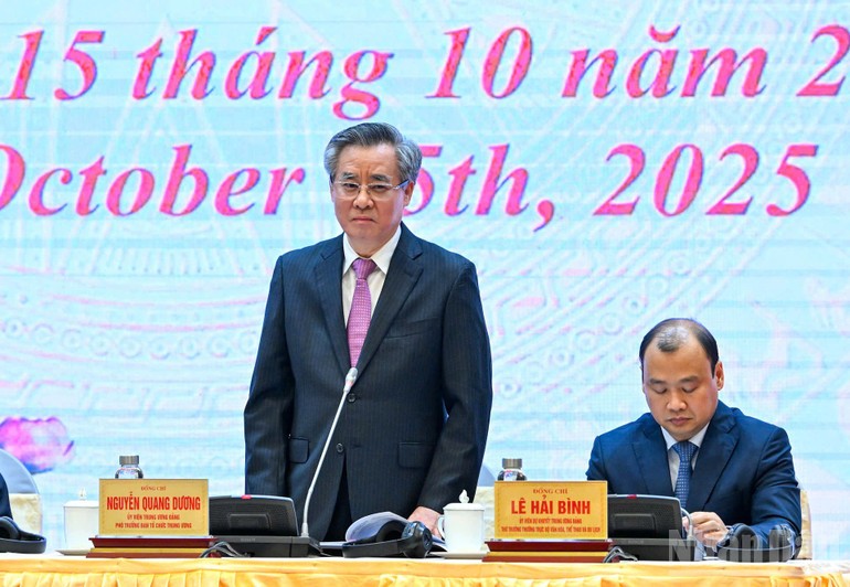 Đồng chí Nguyễn Quang Dương trả lời câu hỏi của các phóng viên tại buổi họp báo. Đồng chí Nguyễn Quang Dương trả lời câu hỏi của các phóng viên tại buổi họp báo.