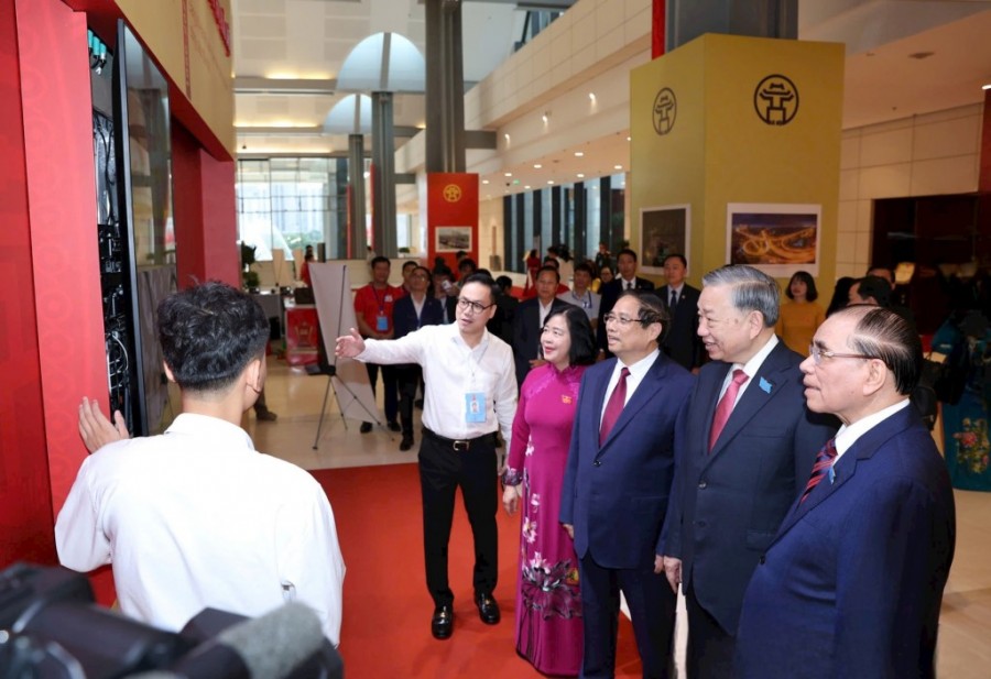 Tổng Bí thư Tô Lâm, nguyên Tổng Bí thư Nông Đức Mạnh, Thủ tướng Chính phủ Phạm Minh Chính và Bí thư Thành ủy Hà Nội Bùi Thị Minh Hoài trải nghiệm các ứng dụng chuyển đổi số tại Đại hội. Tổng Bí thư Tô Lâm, nguyên Tổng Bí thư Nông Đức Mạnh, Thủ tướng Chính phủ Phạm Minh Chính và Bí thư Thành ủy Hà Nội Bùi Thị Minh Hoài trải nghiệm các ứng dụng chuyển đổi số tại Đại hội.