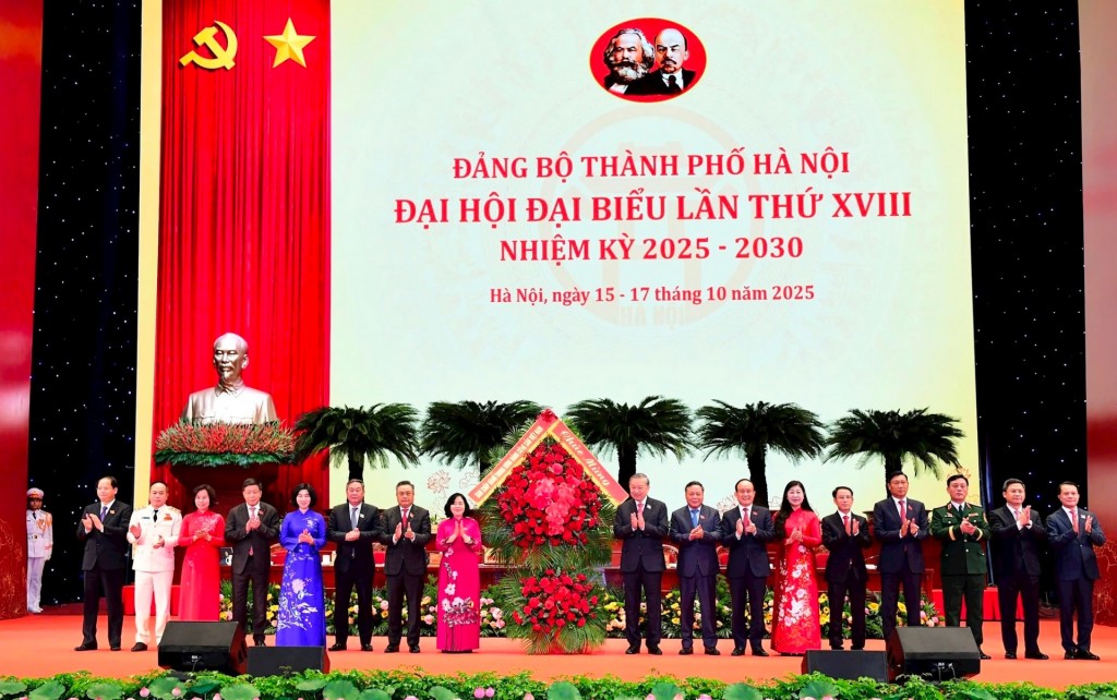 Tổng Bí thư Tô Lâm trao tặng lẵng hoa chúc mừng Đại hội. Tổng Bí thư Tô Lâm trao tặng lẵng hoa chúc mừng Đại hội.