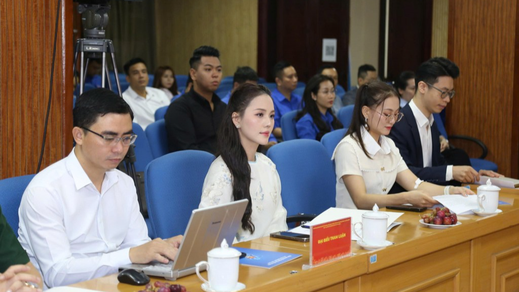 Đại biểu tham dự hội nghị Đại biểu tham dự hội nghị