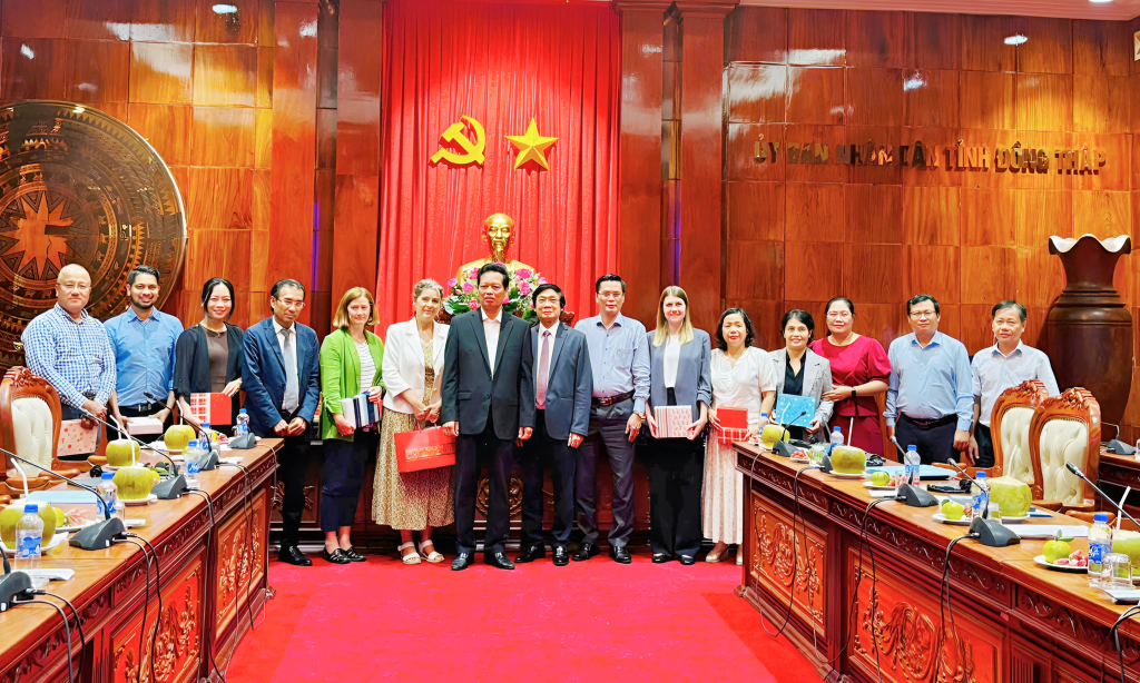 Phó Chủ tịch UBND tỉnh Đồng Tháp Nguyễn Thành Diệu chụp ảnh lưu niệm cùng Đoàn công tác Hội Quy hoạch phát triển đô thị Việt Nam, Liên đoàn Đô thị Canada và Đại sứ quán Canada tại Việt Nam. Phó Chủ tịch UBND tỉnh Đồng Tháp Nguyễn Thành Diệu chụp ảnh lưu niệm cùng Đoàn công tác Hội Quy hoạch phát triển đô thị Việt Nam, Liên đoàn Đô thị Canada và Đại sứ quán Canada tại Việt Nam.