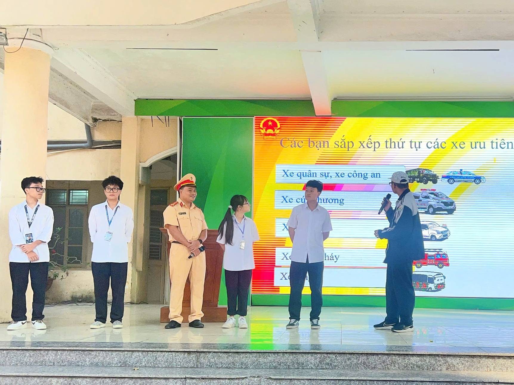 Đại uý Nguyễn Văn Thức, cán bộ Đội CSGT đường bộ số 3 hướng dẫn quy định cho học sinh Trường THPT Lê Quý Đôn