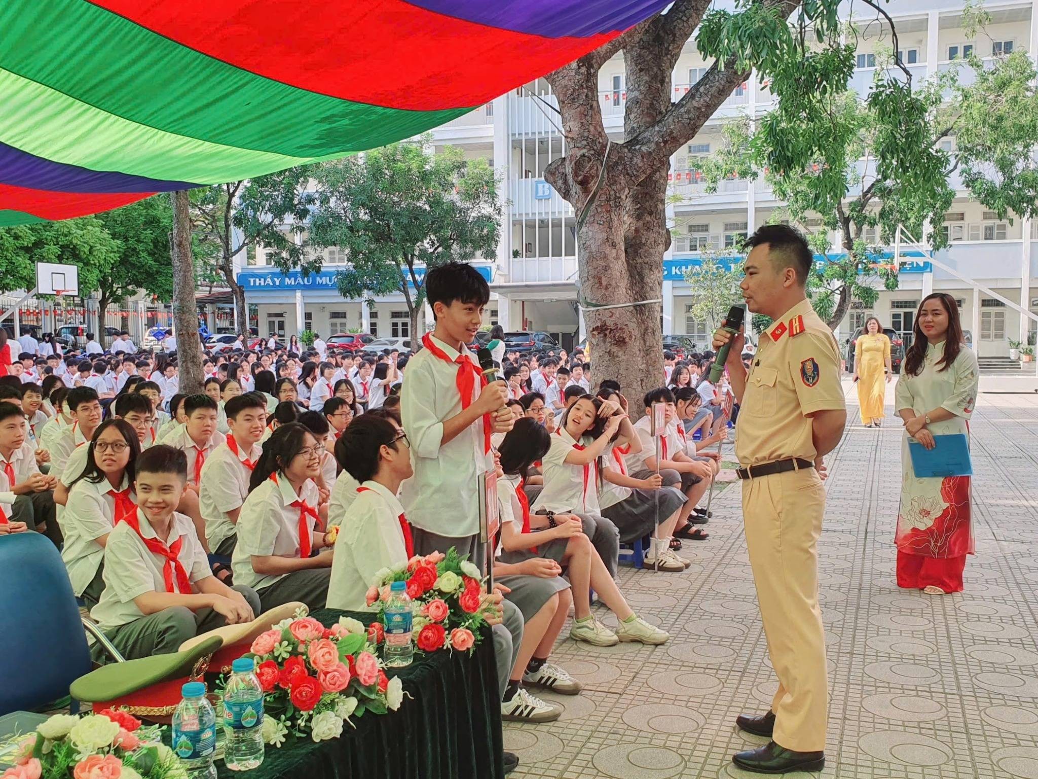 Thiếu tá Bùi Hồng Long, cán bộ Đội CSGT đường bộ số 5 giải đáp các câu hỏi của học sinh trường THCS Sài Đồng