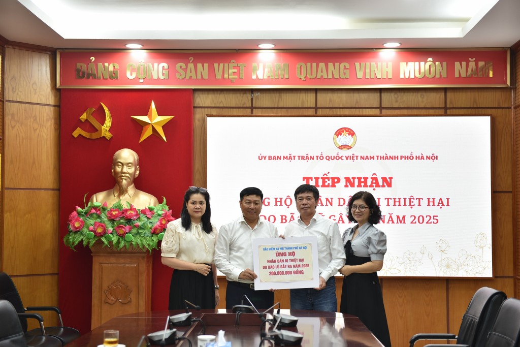 BHXH thành phố Hà Nội ủng hộ 200 triệu đồng hỗ trợ đồng bào vùng thiên tai