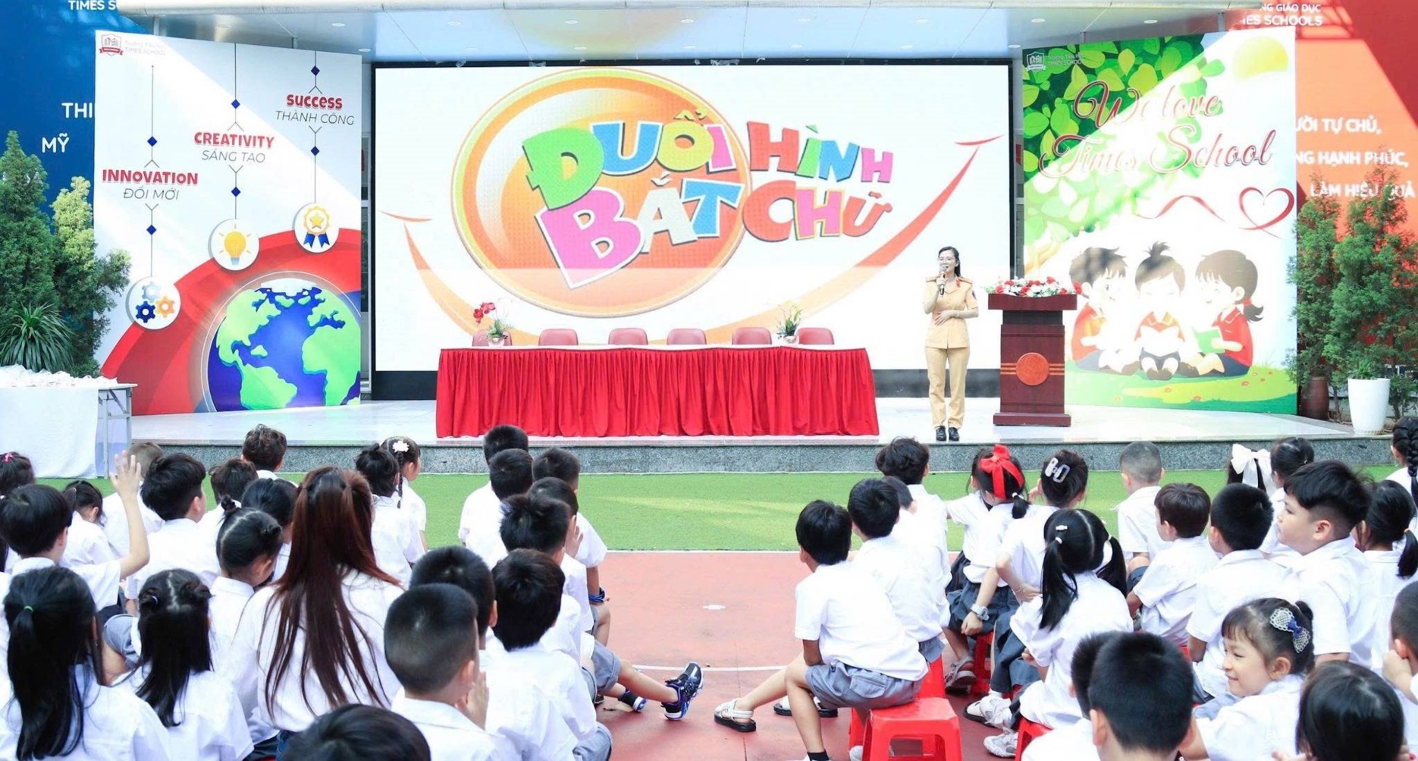 cán bộ Đội CSGT đường bộ số 4 báo cáo viên tại trường Tiểu học Timeschool