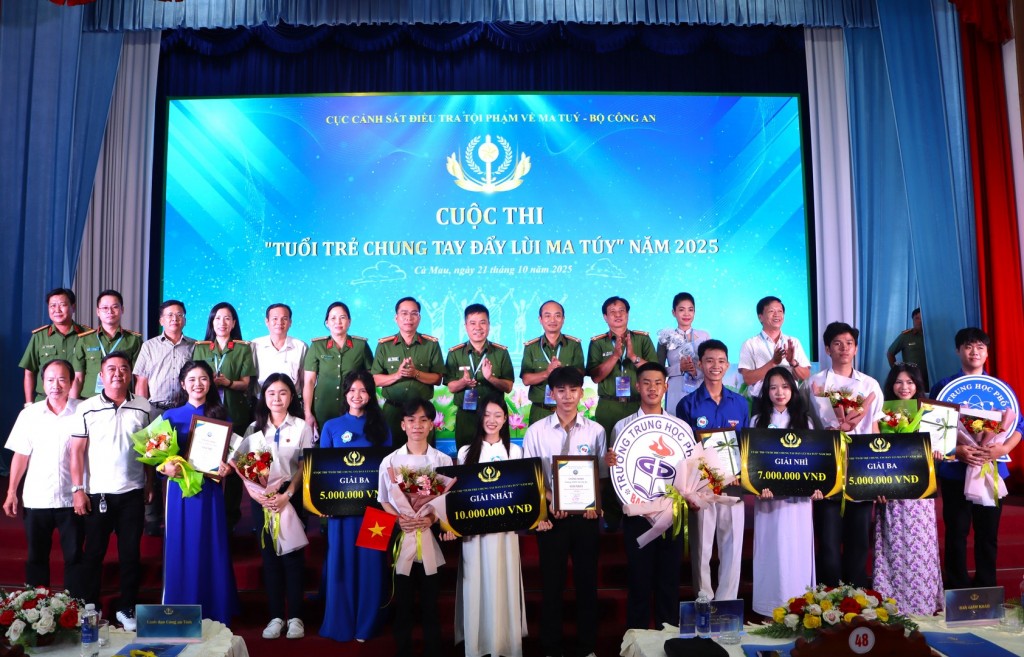 Ban Tổ chức trao giải cho các đội thi Ban Tổ chức trao giải cho các đội thi