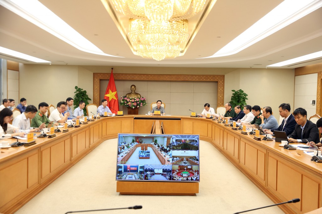 Phó Thủ tướng giao Bộ Nông nghiệp và Môi trường cùng các địa phương kiểm tra, giám sát việc vận hành, xả lũ đúng quy định - Ảnh: VGP/Minh Khôi Phó Thủ tướng giao Bộ Nông nghiệp và Môi trường cùng các địa phương kiểm tra, giám sát việc vận hành, xả lũ đúng quy định - Ảnh: VGP/Minh Khôi