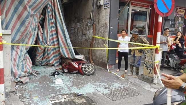 Một người bị thương khi đi qua công trình đang phá dỡ