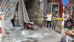 Một người bị thương khi đi qua công trình đang phá dỡ