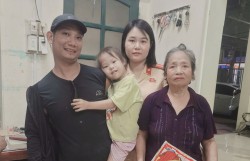 Nữ Cảnh sát giao thông Hà Nội kịp thời giúp cháu bé đi lạc