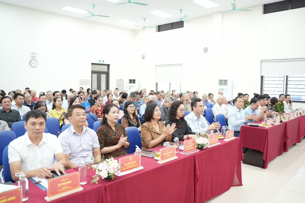 Lãnh đạo các cấp chính quyền, các phòng ban đơn vị phường Láng có mặt sẵn sàng giải đáp các thắc mắc của Nhân dân Lãnh đạo các cấp chính quyền, các phòng ban đơn vị phường Láng có mặt sẵn sàng giải đáp các thắc mắc của Nhân dân