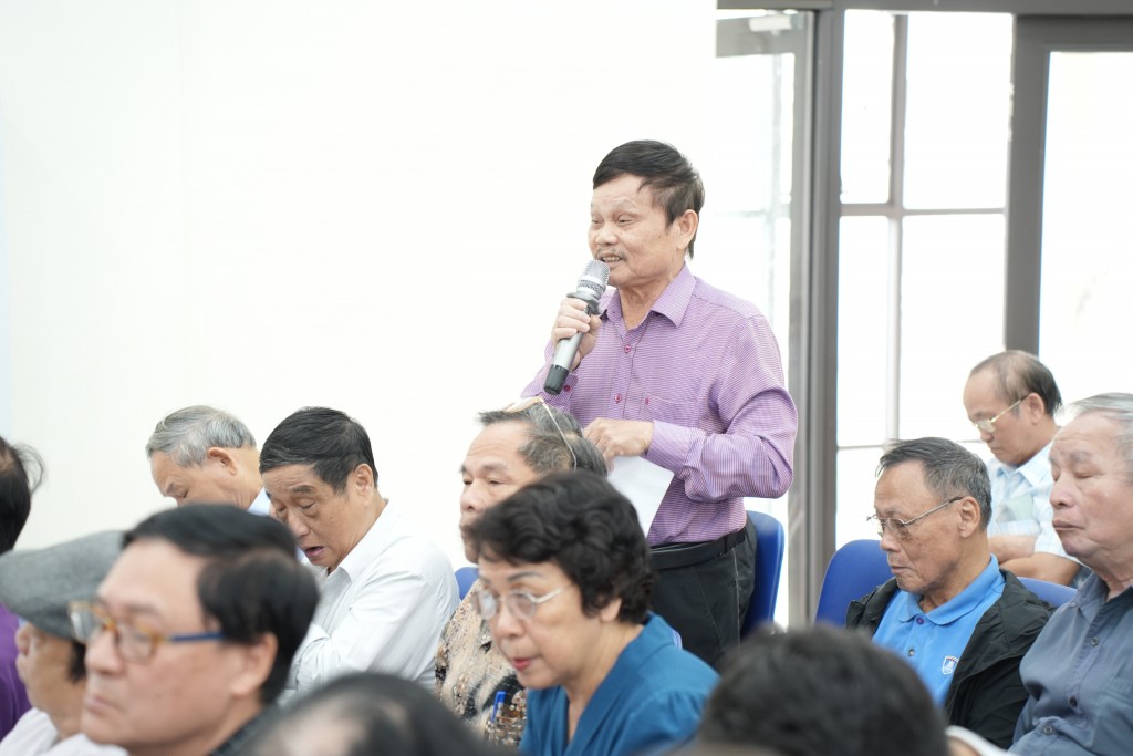 Ông Phạm Huy Thông - Trưởng ban Công tác mặt trận tổ dân phố 13 (phường Láng, TP Hà Nội) đặt ra những câu hỏi và kỳ vọng người dân đặc biệt là người cao tuổi có thể dễ dàng tiếp cận với chính quyền số. Ông Phạm Huy Thông - Trưởng ban Công tác mặt trận tổ dân phố 13 (phường Láng, TP Hà Nội) đặt ra những câu hỏi và kỳ vọng người dân đặc biệt là người cao tuổi có thể dễ dàng tiếp cận với chính quyền số.