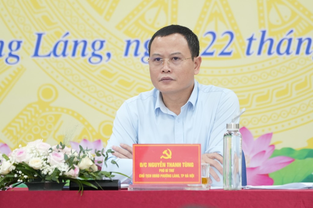 Đồng chí Nguyễn Thanh Tùng - Phó Bí thư Đảng ủy, Chủ tịch UBND phường Láng lắng nghe và giải đáp nhiều thắc mắc của người dân tại hội nghị Đồng chí Nguyễn Thanh Tùng - Phó Bí thư Đảng ủy, Chủ tịch UBND phường Láng lắng nghe và giải đáp nhiều thắc mắc của người dân tại hội nghị