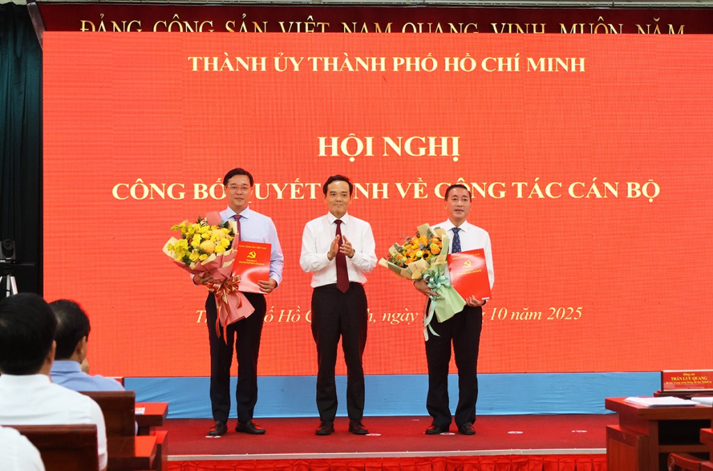 Bí thư Thành ủy Trần Lưu Quang trao quyết định và tặng hoa chúc mừng Phó Bí thư Thường trực Lê Quốc Phong và Trưởng Ban Tổ chức Thành ủy Phạm Thành Kiên.