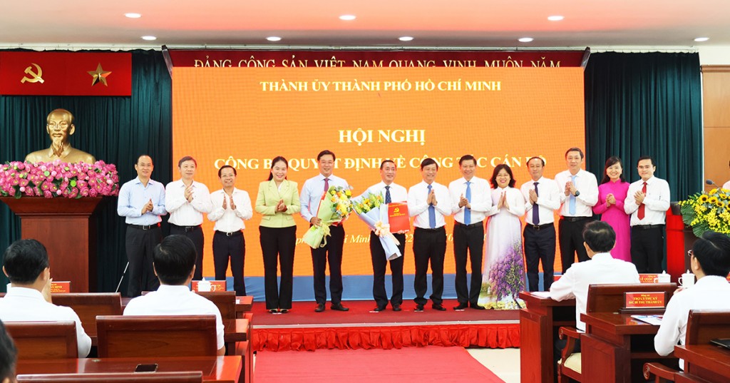 Lãnh đạo HĐND TP.Hồ Chí Minh chúc mừng ông Lê Quốc Phong và ông Phạm Thành Kiên.