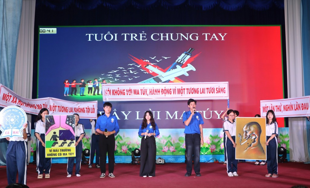 Phần thi chào hỏi của đội Trường THPT Cà Mau Phần thi chào hỏi của đội Trường THPT Cà Mau