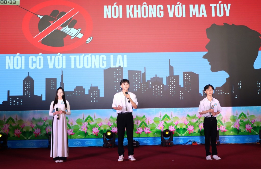 Phần thi hùng biện của đội Trường THPT Hồ Thị Kỷ, truyền tải thông điệp phòng chống ma túy. Phần thi hùng biện của đội Trường THPT Hồ Thị Kỷ, truyền tải thông điệp phòng chống ma túy.