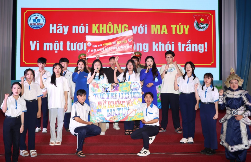 Đội Trường THPT Lê Thị Riêng trong phần thi tài năng Đội Trường THPT Lê Thị Riêng trong phần thi tài năng